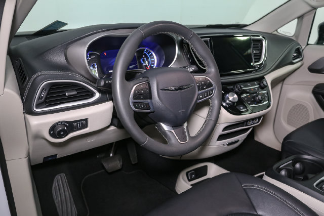 Used 2024 Chrysler Pacifica Limited FWD image 21