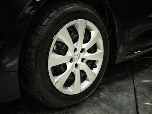 Used 2020 Toyota Corolla LE FWD image 3