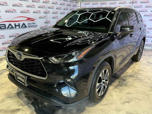 Used 2022 Toyota Highlander XLE image 2