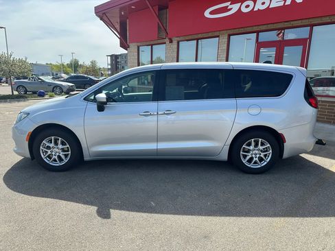 Used 2022 Chrysler Voyager LX FWD image 9