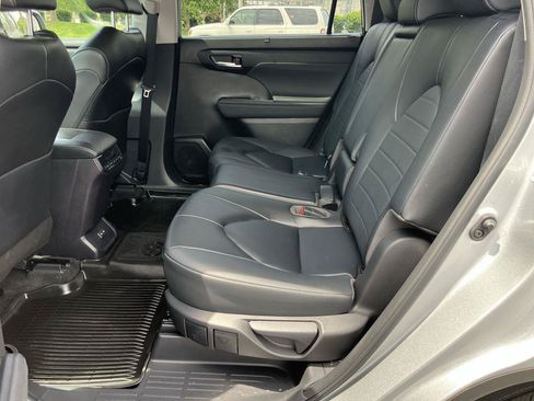 Used 2023 Toyota Highlander XLE FWD image 23