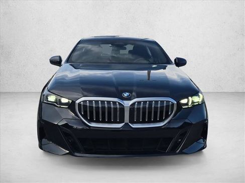Used 2025 BMW 530i w/ M Sport Package RWD image 2