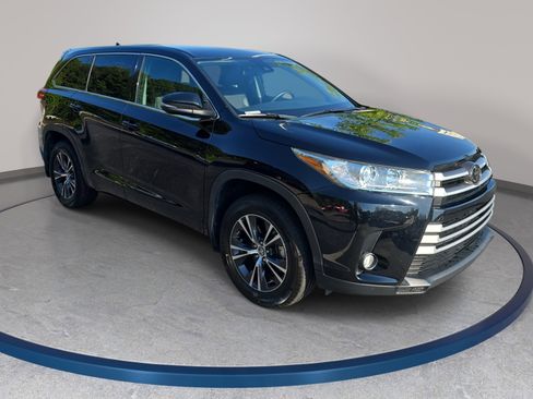 Used 2017 Toyota Highlander Plus AWD/4WD image 3