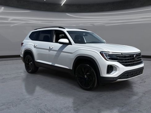 New 2026 Volkswagen Atlas SE FWD image 2
