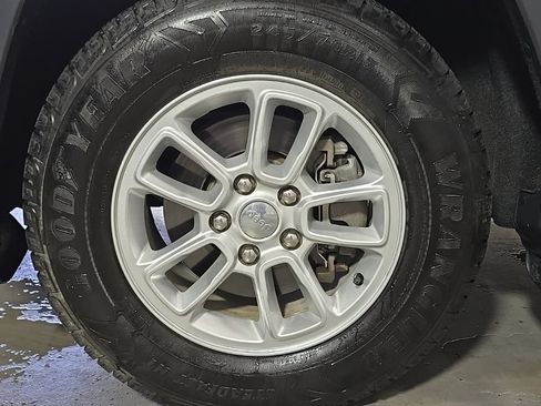 Used 2020 Jeep Grand Cherokee Laredo AWD/4WD image 12