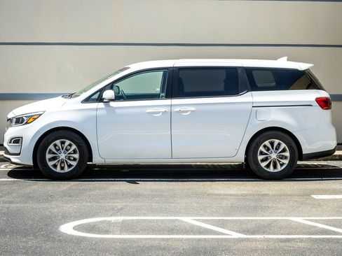 Used 2020 Kia Sedona LX FWD image 4