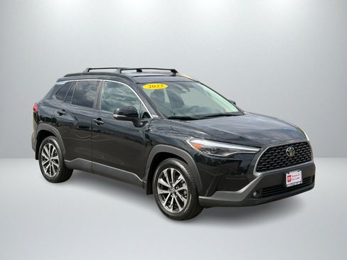 Used 2023 Toyota Corolla Cross XLE w/ Convenience Package AWD/4WD image 7