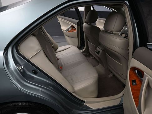 Used 2011 Toyota Camry Hybrid image 32