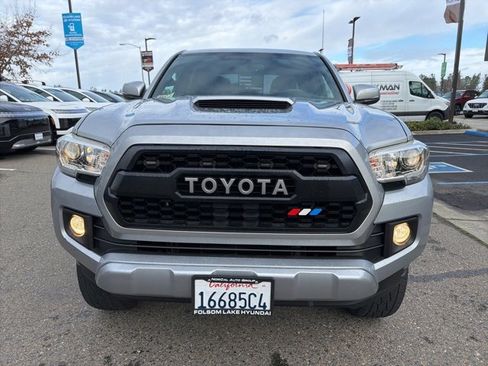 Used 2017 Toyota Tacoma TRD Sport w/ Tow Package image 2
