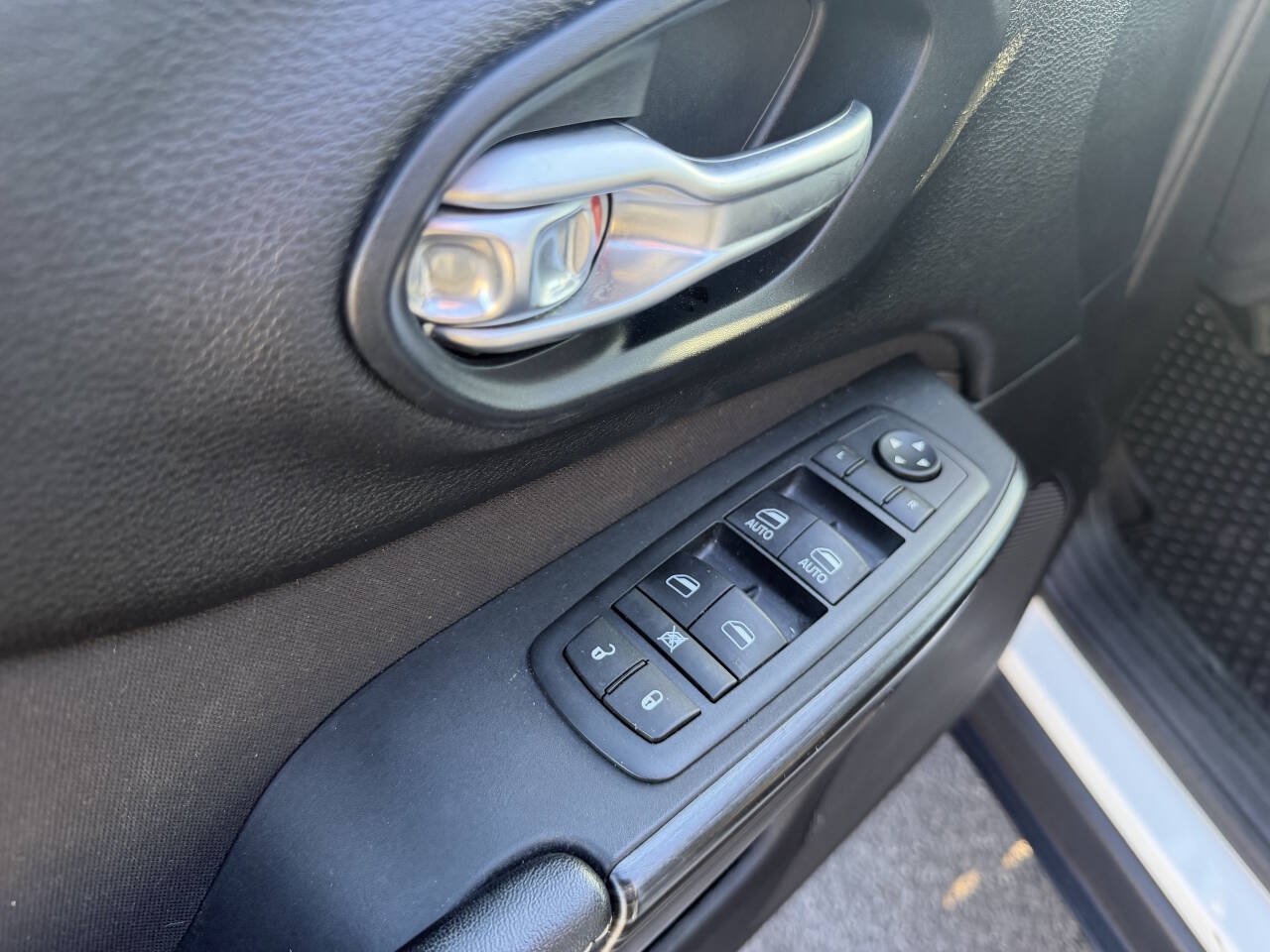 Used 2017 Jeep Cherokee Latitude w/ Cold Weather Group AWD/4WD image 19