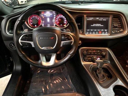 Used 2018 Dodge Challenger R/T Scat Pack w/ Leather Interior Group RWD image 18