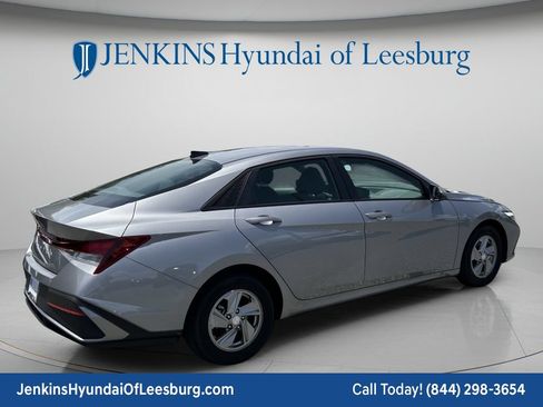 New 2025 Hyundai Elantra SE FWD image 5