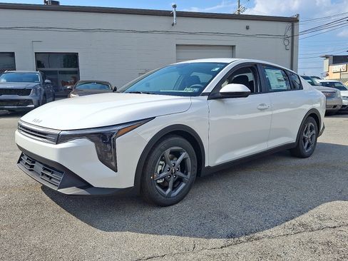 New 2025 Kia K4 LXS image 4