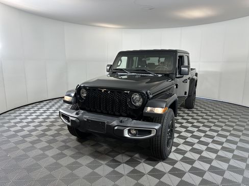 Used 2021 Jeep Gladiator Sport image 2