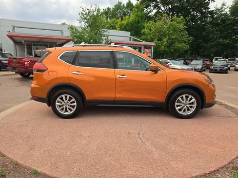 Used 2017 Nissan Rogue SV w/ SV Premium Package AWD/4WD image 6