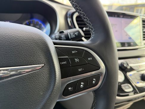 Used 2024 Chrysler Pacifica Touring-L FWD image 18