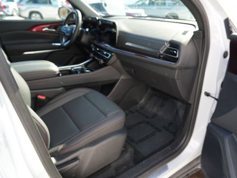 Used 2024 Chevrolet Traverse Z71 image 29