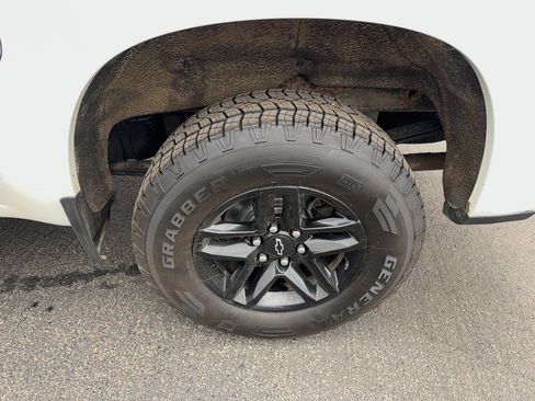 Used 2021 Chevrolet Silverado 1500 LT Trail Boss w/ Convenience Package II image 9