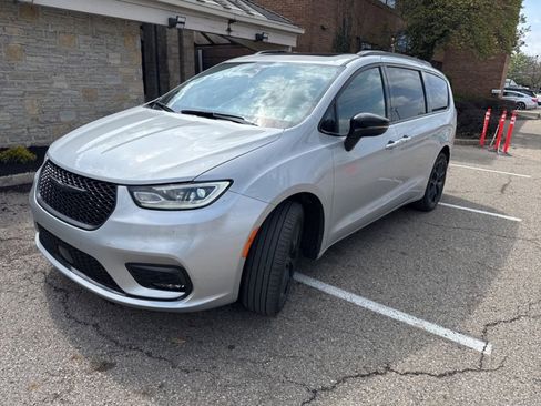 Used 2024 Chrysler Pacifica Limited w/ S Appearance Package image 4