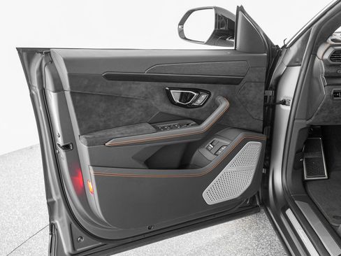 Used 2022 Lamborghini Urus AWD/4WD image 11