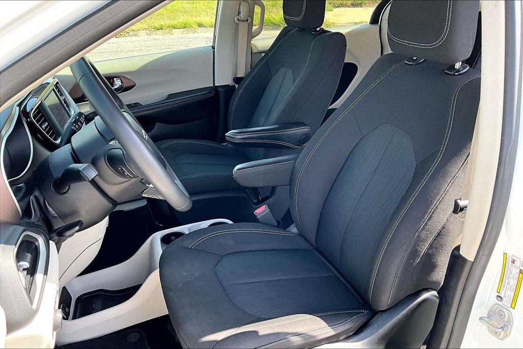 Used 2023 Chrysler Voyager LX FWD image 23