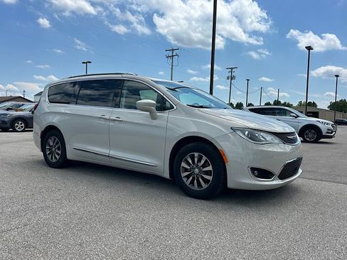 Used 2019 Chrysler Pacifica Touring-L Plus w/ Advanced Safetytec Group FWD image 10