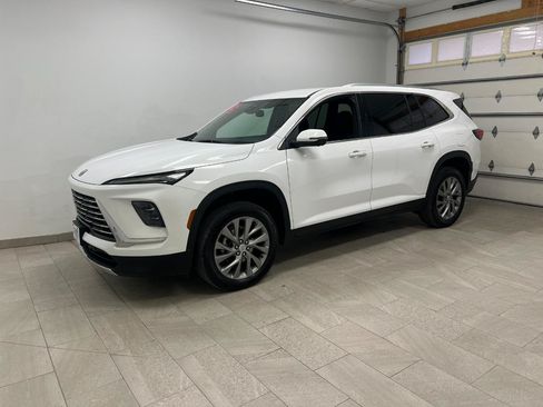 Used 2025 Buick Enclave Preferred FWD image 7