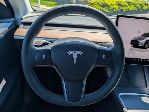 Used 2024 Tesla Model Y Long Range AWD/4WD image 19