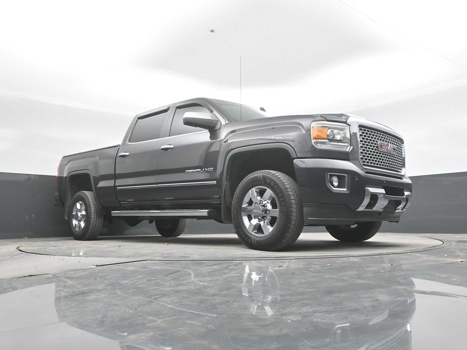 Used 2015 GMC Sierra 2500 Denali w/ Driver Alert Package AWD/4WD image 28