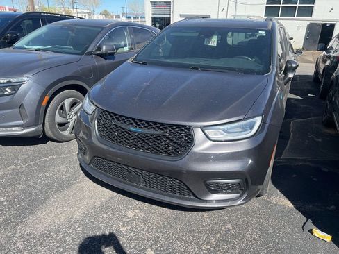 Used 2021 Chrysler Pacifica Limited w/ Uconnect Theater Family Group image 4