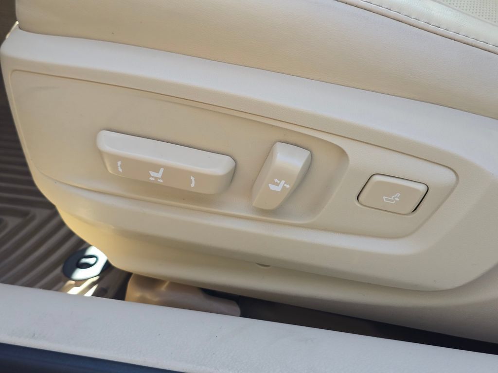 Used 2015 Lexus ES 300h w/ Navigation System Package FWD image 31