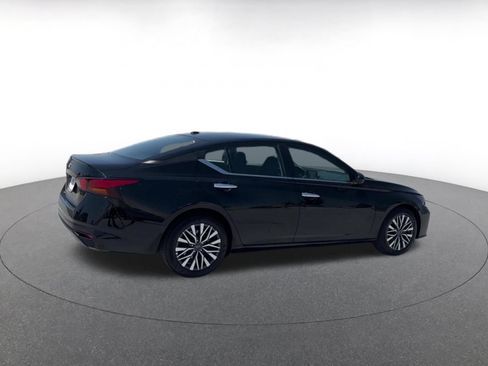 Used 2025 Nissan Altima 2.5 SV FWD image 14