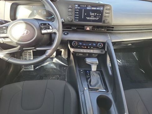 Used 2025 Hyundai Elantra Sport image 10
