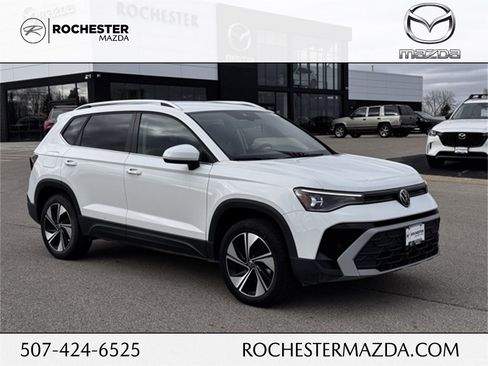 Used 2025 Volkswagen Taos SE image 1