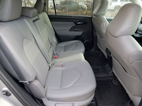 Used 2023 Toyota Highlander XLE image 32