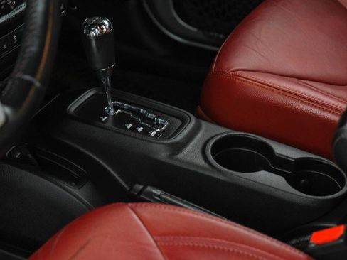 Used 2013 Jeep Wrangler Unlimited Rubicon image 23