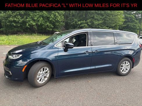 Used 2023 Chrysler Pacifica Touring-L FWD image 2