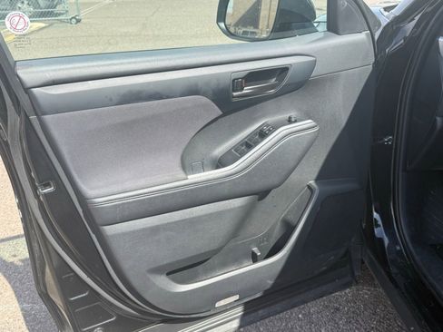 Used 2024 Toyota Highlander LE image 15