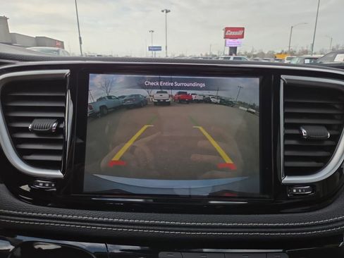 Used 2024 Chrysler Pacifica Limited image 28