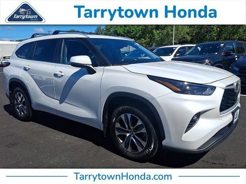 Used 2023 Toyota Highlander XLE AWD/4WD image 1