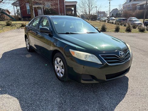 Used 2011 Toyota Camry LE image 1