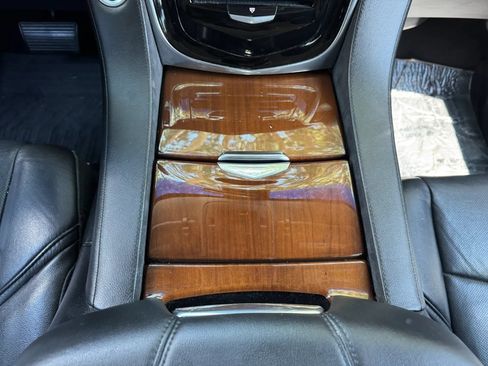 Used 2017 Cadillac Escalade Luxury AWD/4WD image 18