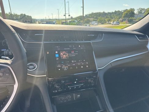 New 2025 Jeep Grand Cherokee Altitude image 29