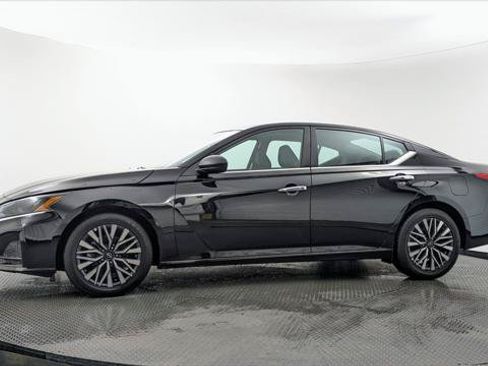 Used 2025 Nissan Altima 2.5 SV FWD image 3