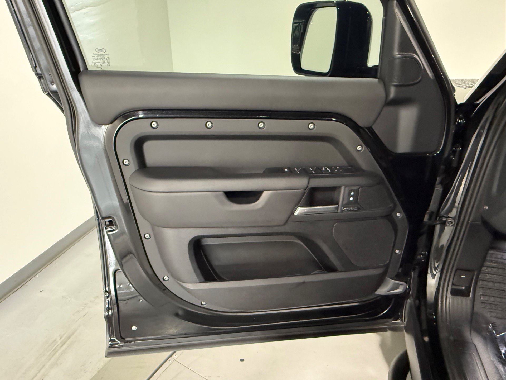 Used 2025 Land Rover Defender 110 X-Dynamic SE AWD/4WD image 20