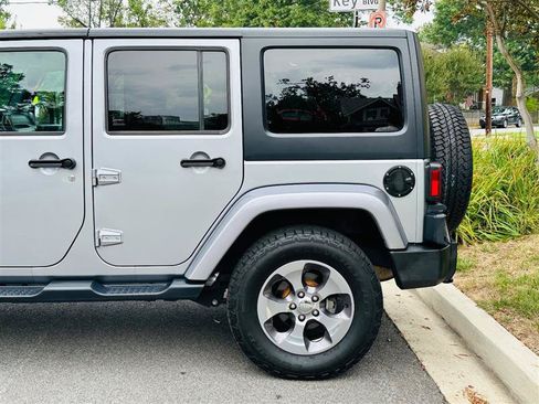 Used 2018 Jeep Wrangler Unlimited Sahara w/ Connectivity Group AWD/4WD image 12