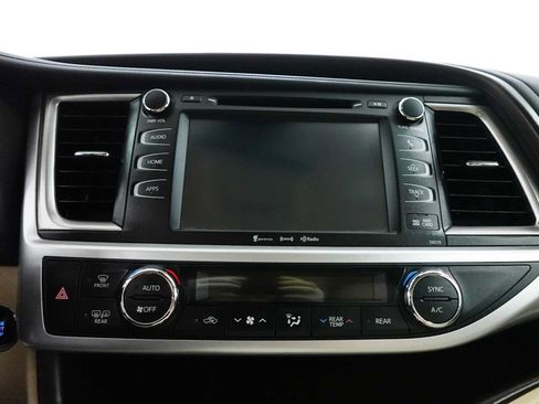 Used 2018 Toyota Highlander XLE AWD/4WD image 22