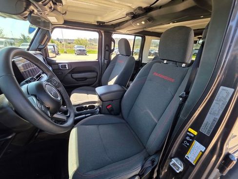 Used 2025 Jeep Wrangler Unlimited Rubicon AWD/4WD image 24