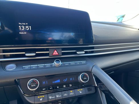 Used 2025 Hyundai Elantra Limited image 21