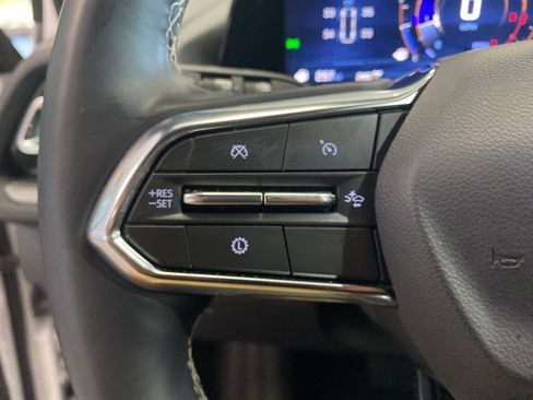 Used 2025 Chevrolet Traverse LT image 21